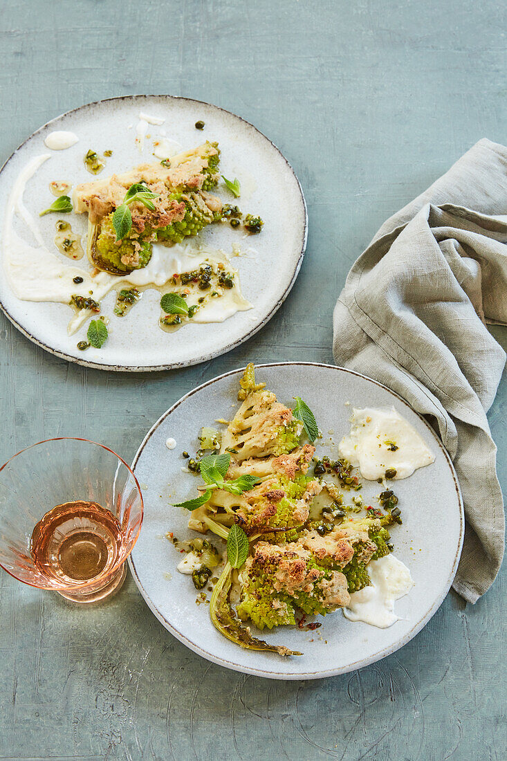 Gerösteter Romanesco mit Limetten-Chutney und Honig-Ricotta