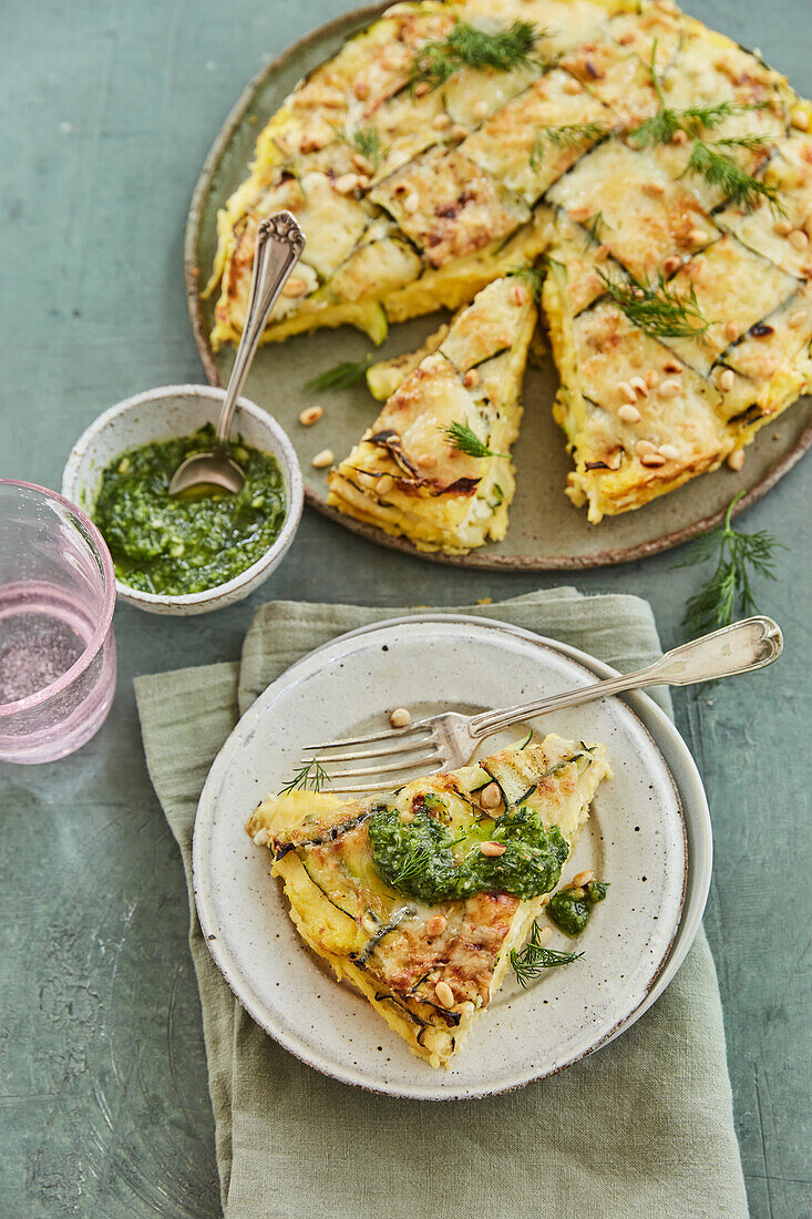 Feta-Polenta-Auflauf mit Zucchini und Dill-Pesto