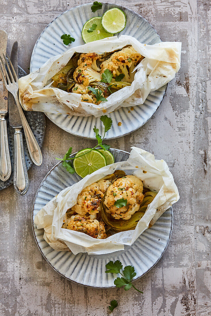 Blumenkohl en Papillote mit Miso, Limette und Pak Choi