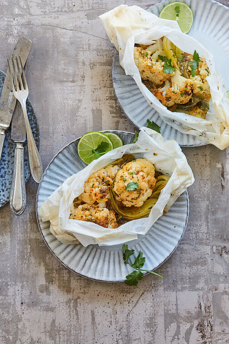 Blumenkohl en Papillote mit Miso, Limette und Pak Choi