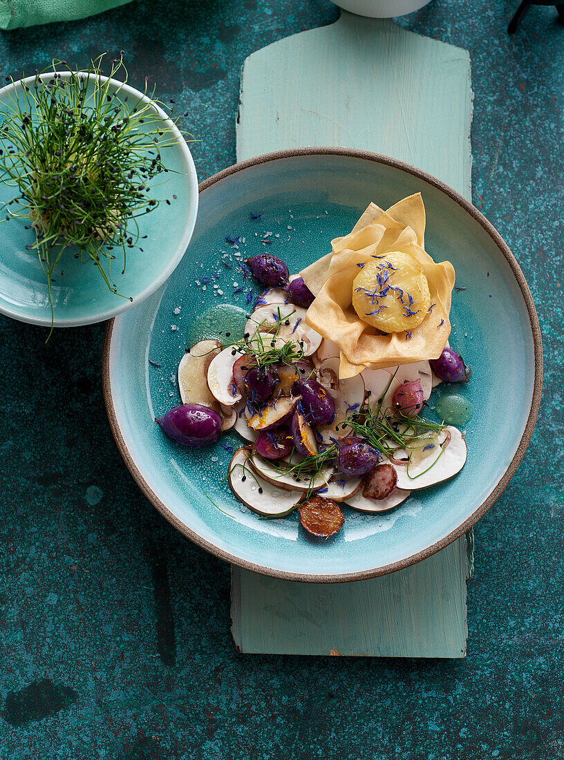 Pilz-Carpaccio und Käse in knuspriger Blütenhülle