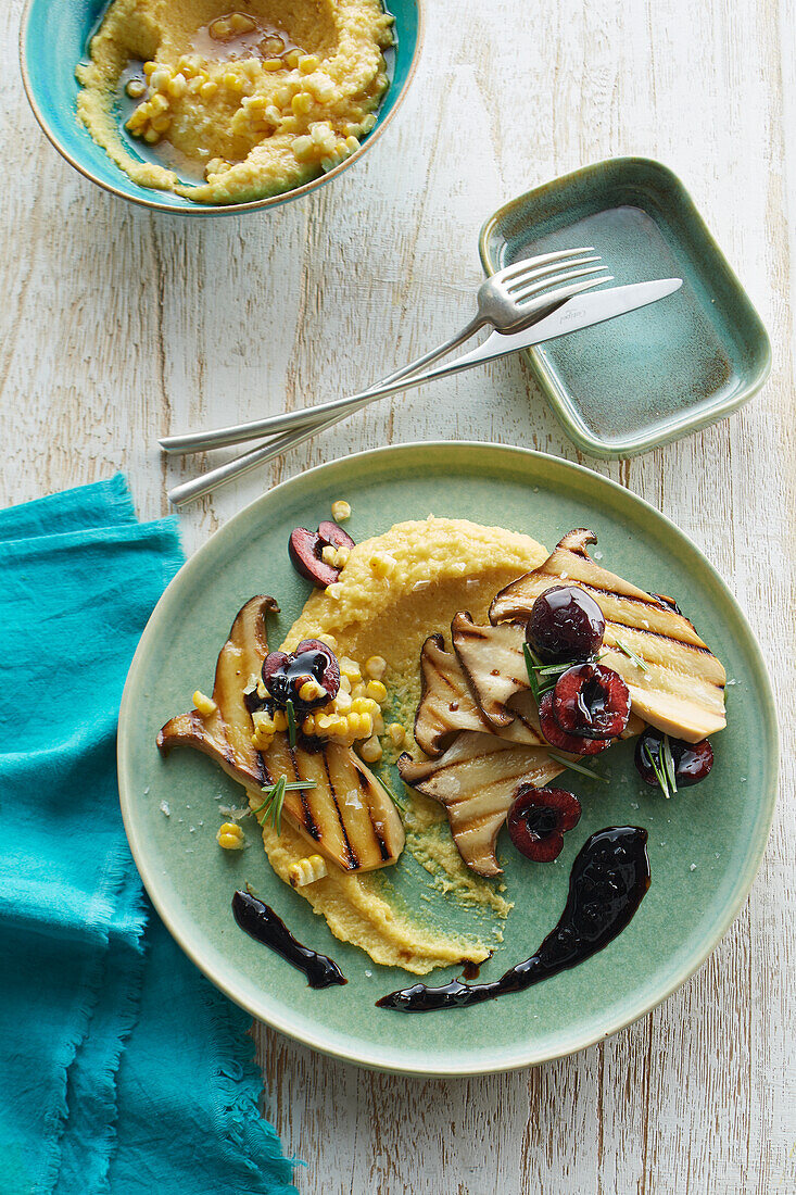 Gegrillte Kräuterseitlinge auf Maiscreme , Kirschen und Jus