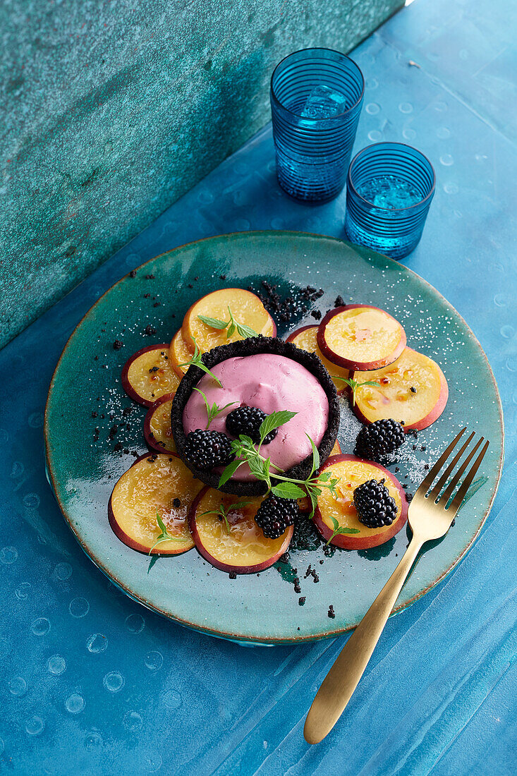 Lila Brombeer-Panna Cotta mit Nektarinen