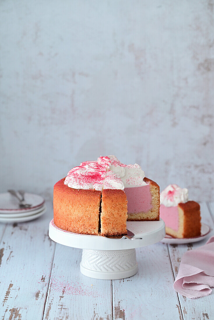 Erdbeermousse-Torte mit Schlagsahne und Erdbeerpuder