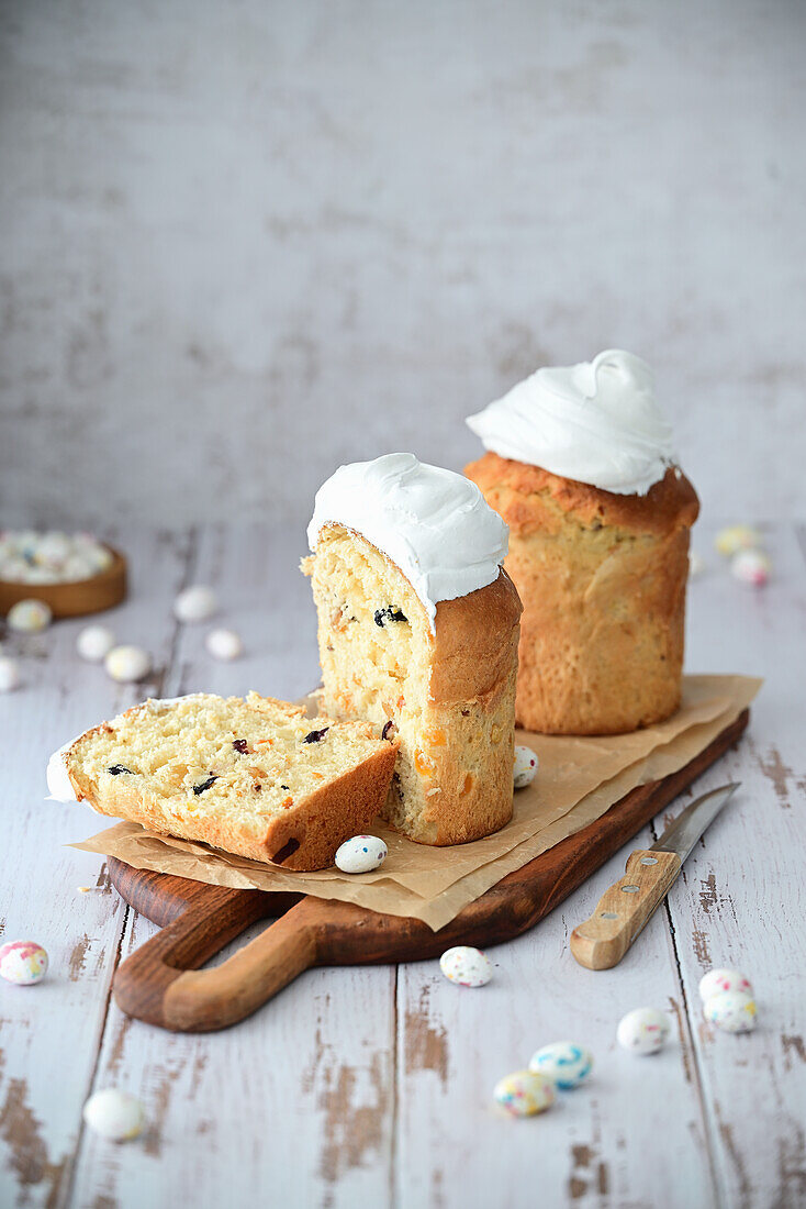 Oster-Kulitsch mit kandierten Früchten und Schlagsahne