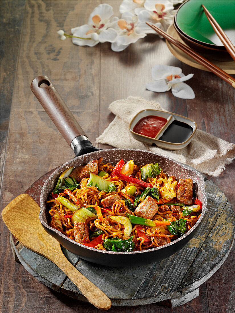 Bami goreng with pak choi, mie noodles and peppers