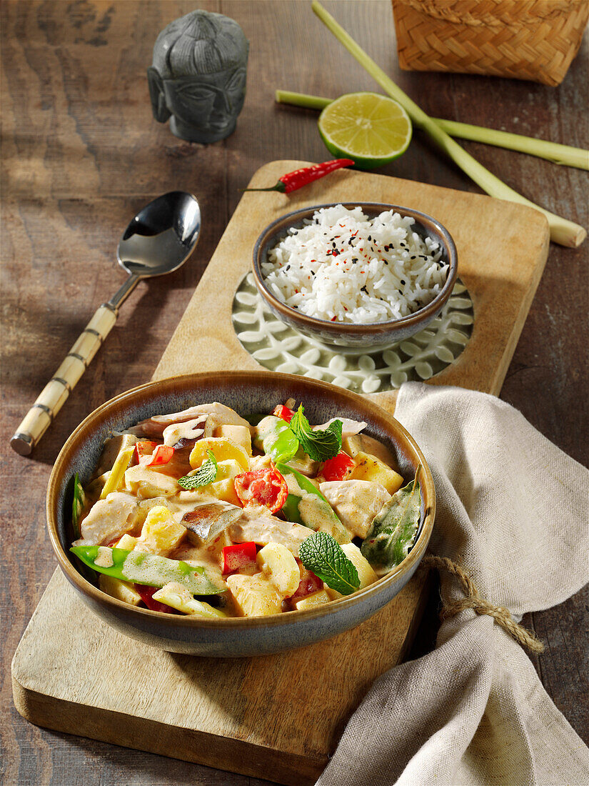 Chicken curry with pineapple, mangetout and aubergine