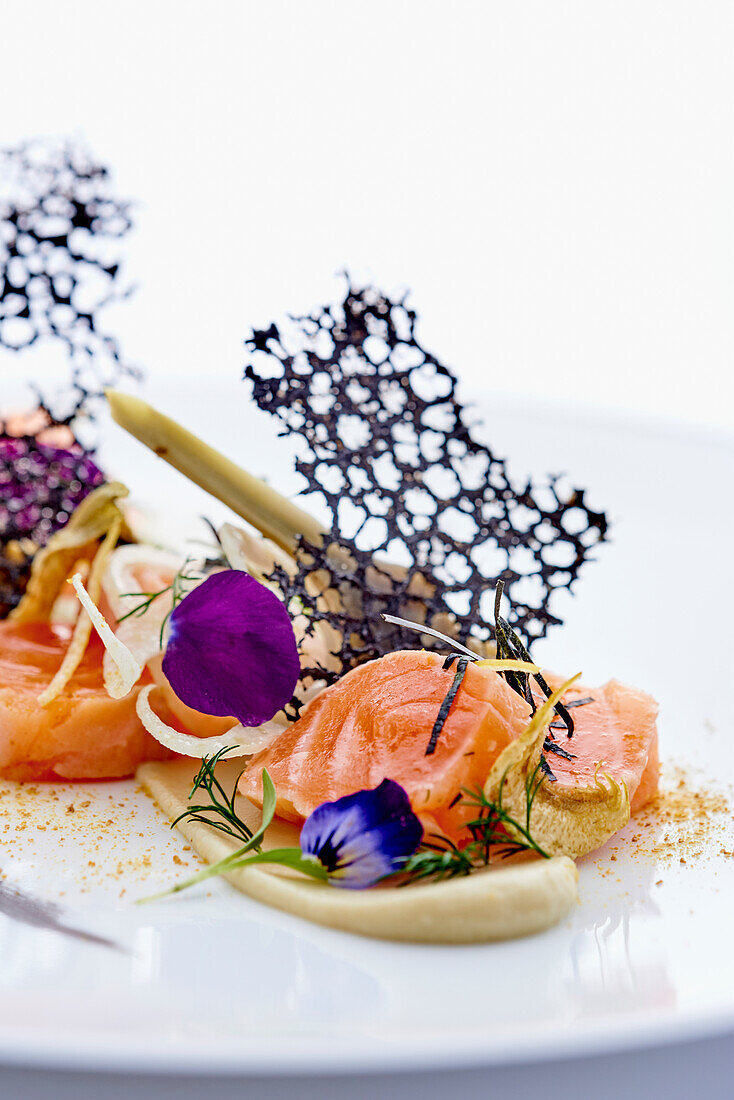 Salmon tataki with artichoke, lemon confit and black hips