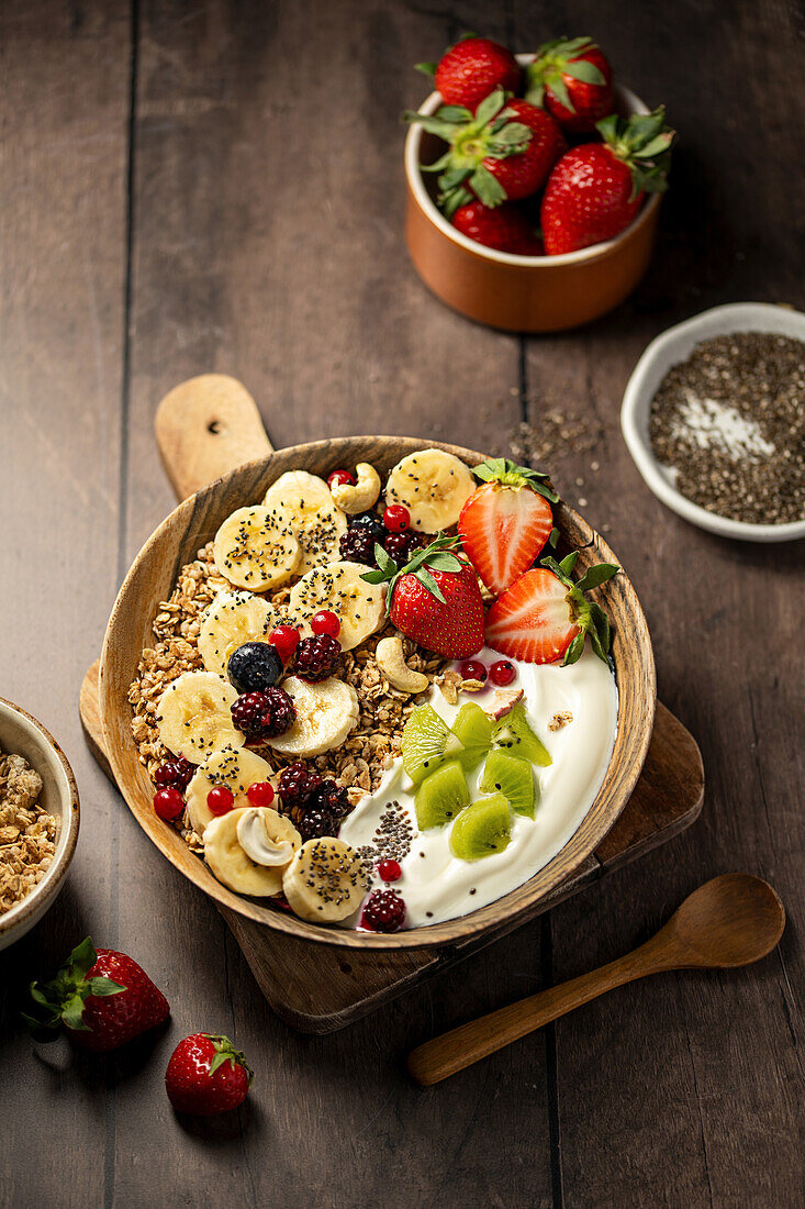 Müsli mit Joghurt, frischen Früchten und Chiasamen