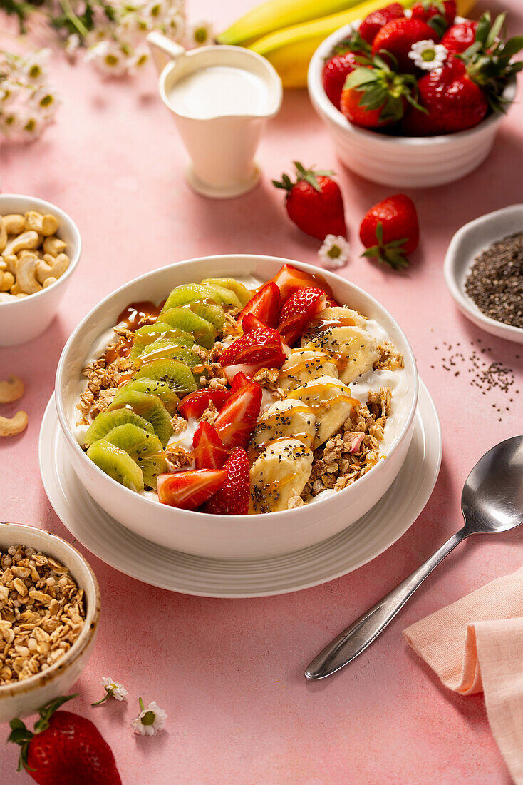 Joghurt mit Granola, Kiwi, Erdbeeren und Bananen