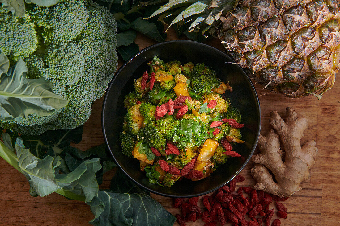 Brokkolisalat mit Ananas, Goji-Beeren und Ingwer