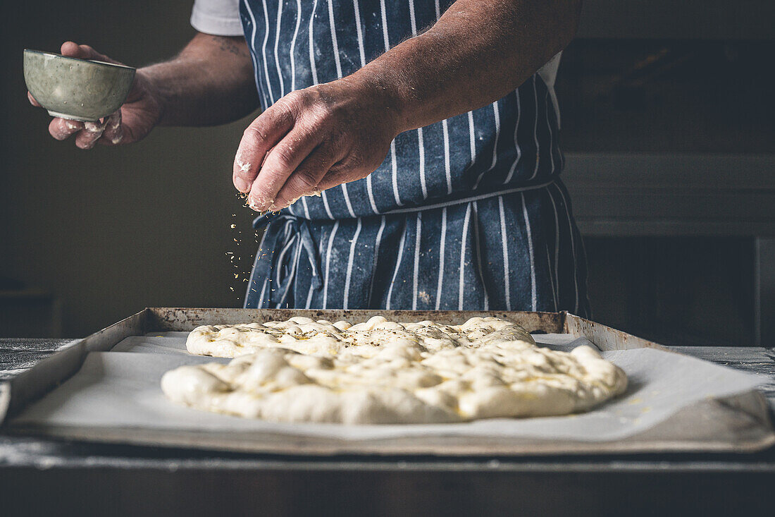 Focaccia mit Oliven und Kräutern