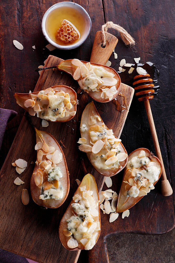 Stuffed pears with blue cheese, almonds and honey