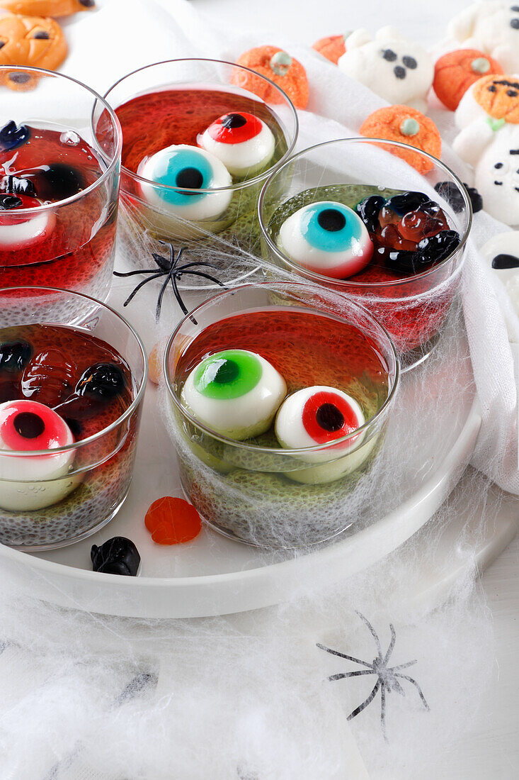 Halloween-Dessert mit Chia-Wackelpudding und Augapfel-Deko