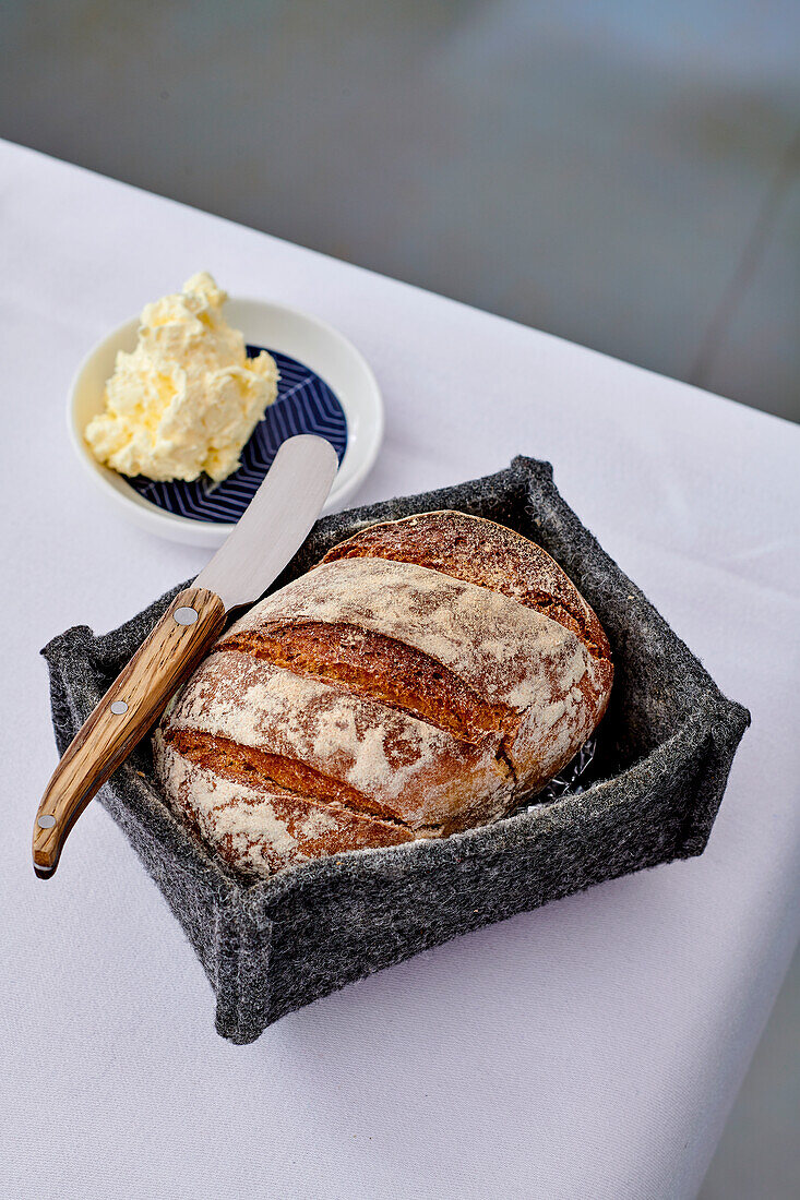 Frisch gebackenes Brot mit Butter