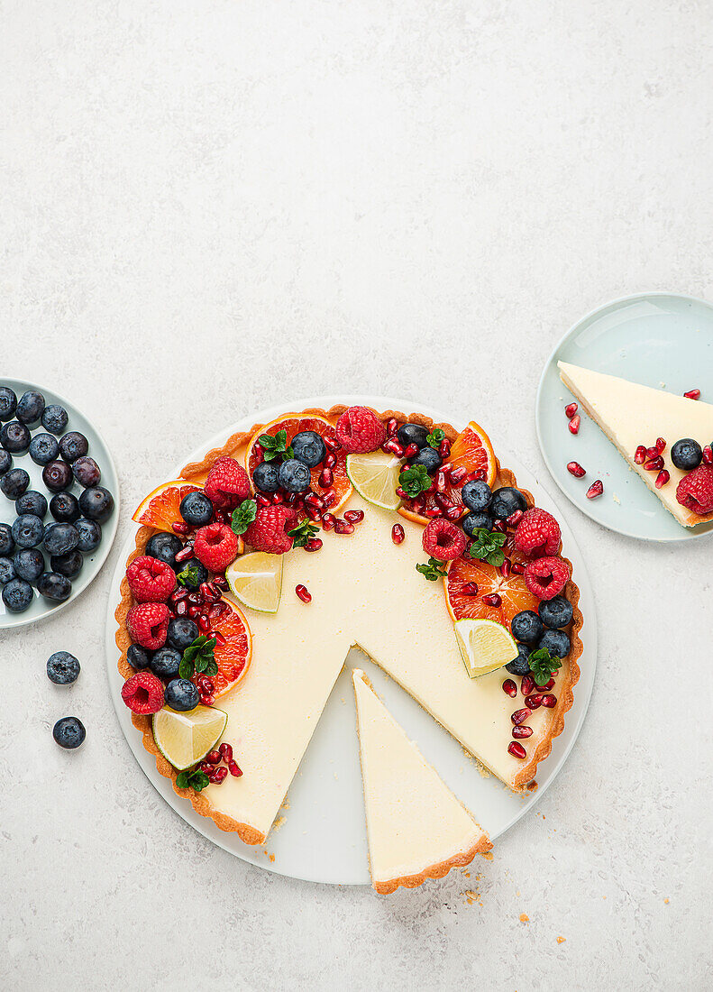 Pannacotta-Tarte mit frischen Beeren und Zitrusfrüchten