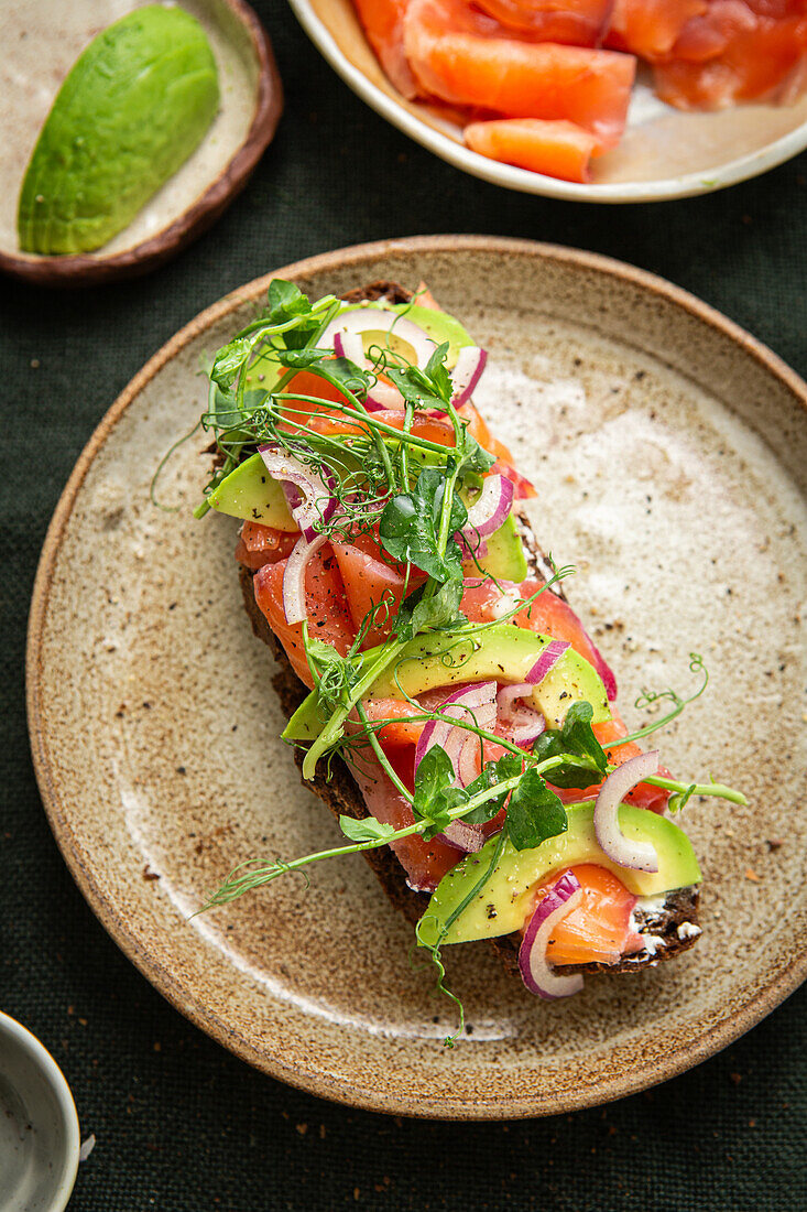 Vollkornbrot mit Graved Lachs, Avocado und Erbsensprossen