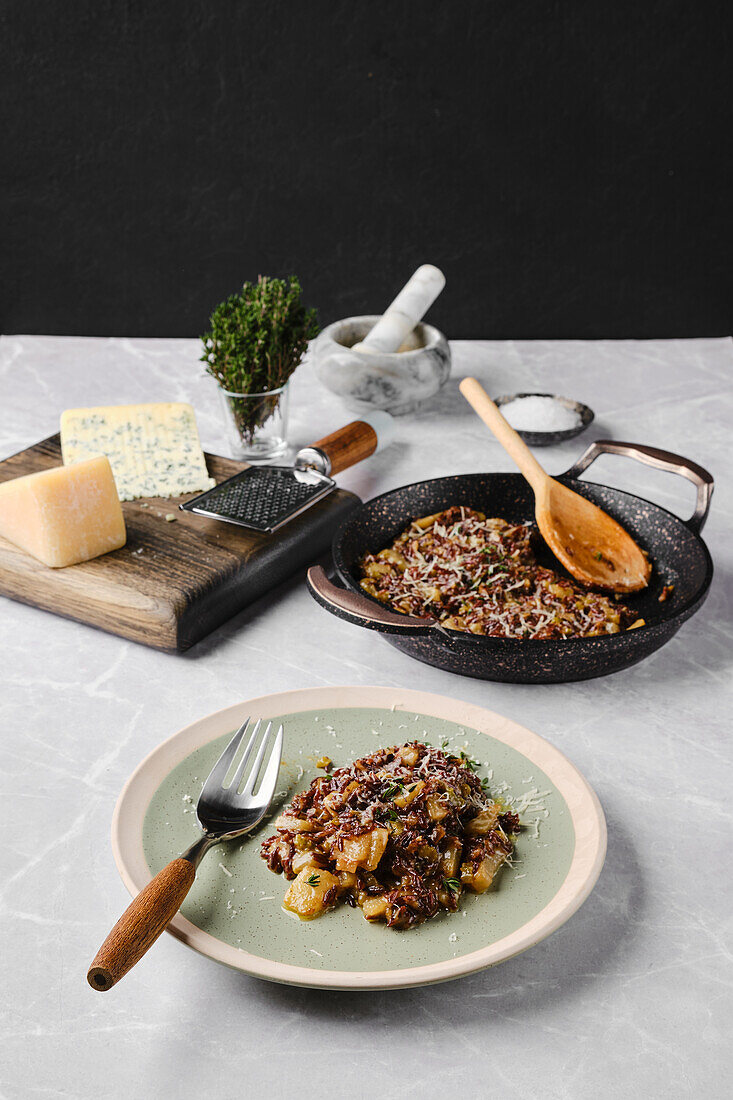 Risotto mit rotem Reis, Birne und Gorgonzola