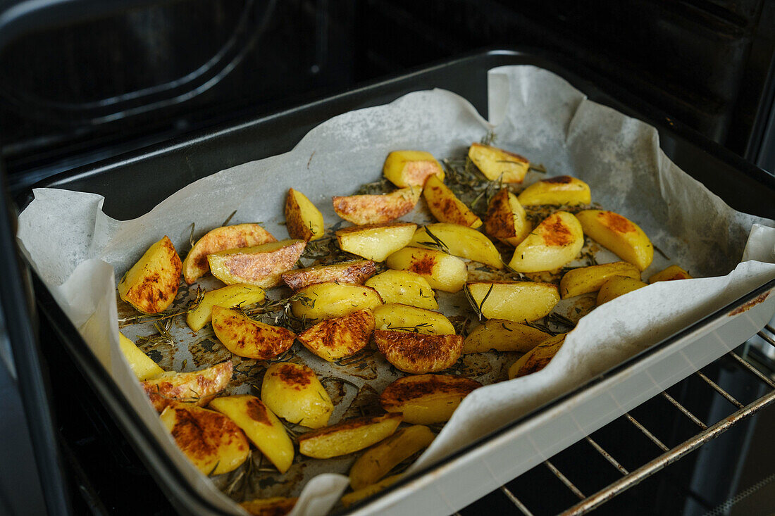 Gebackene Kartoffelspalten mit Kräutern