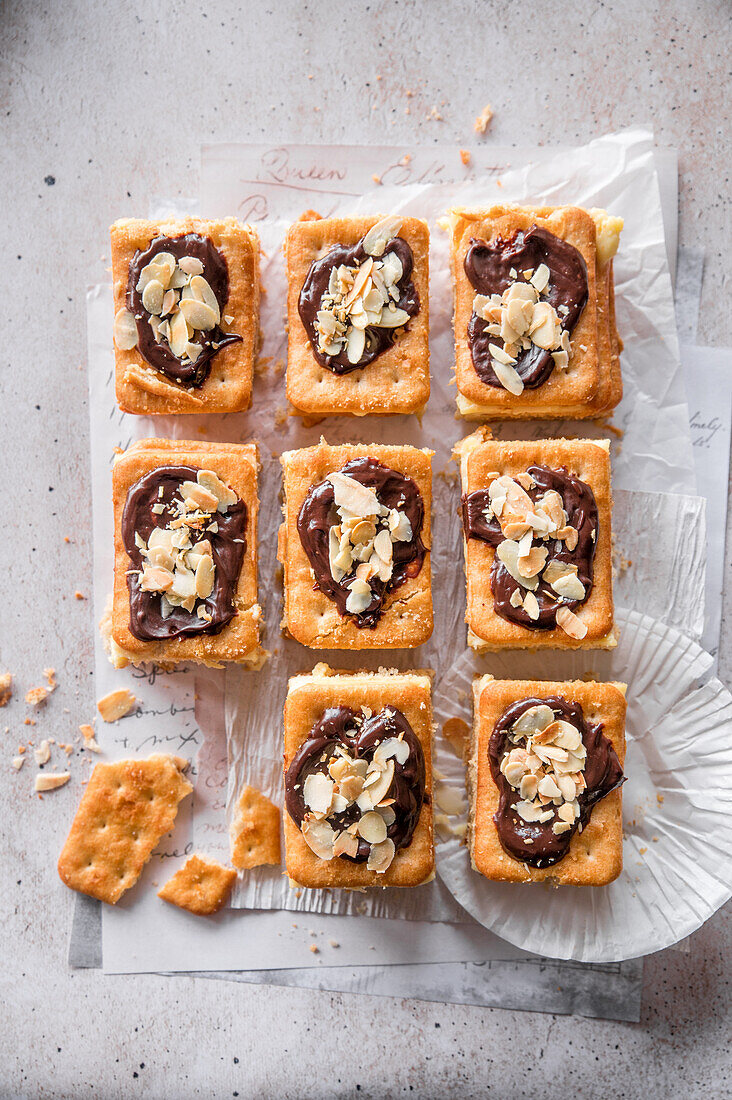 Mini cracker cake with pudding and chocolate