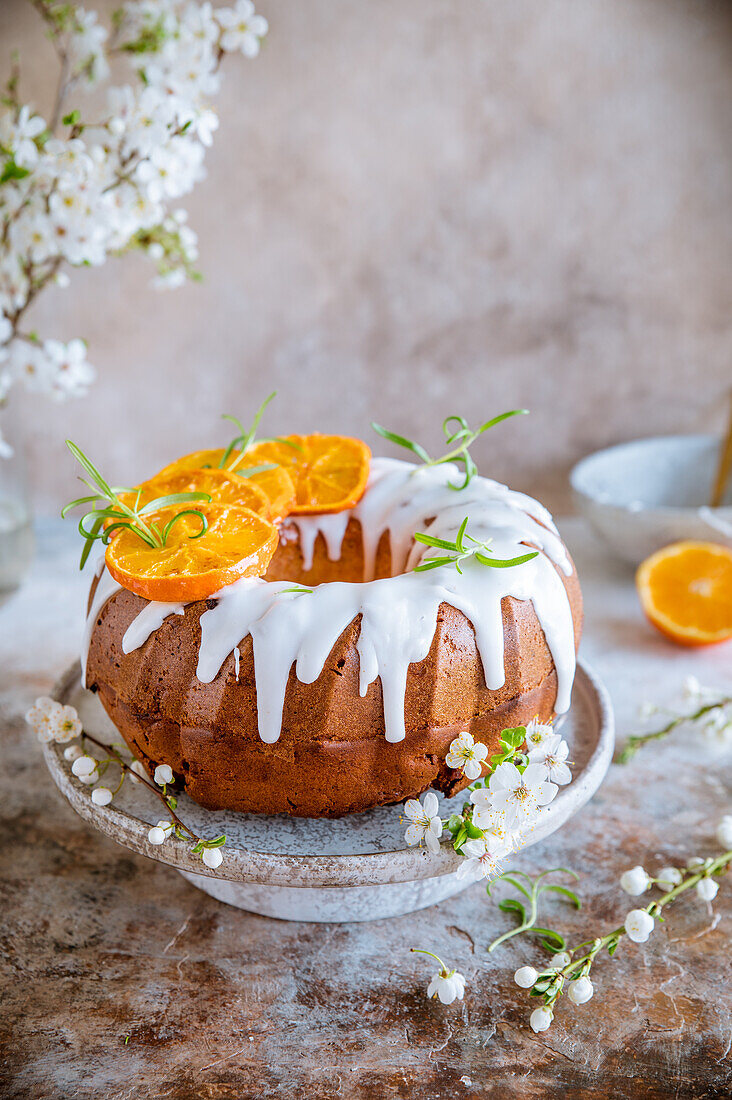 Orangen-Gugelhupf mit weißer Zuckerglasur