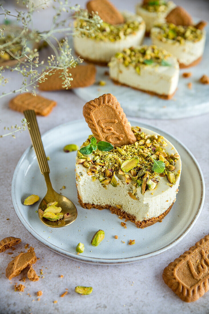 Speculoos pistachio mousse tartlet