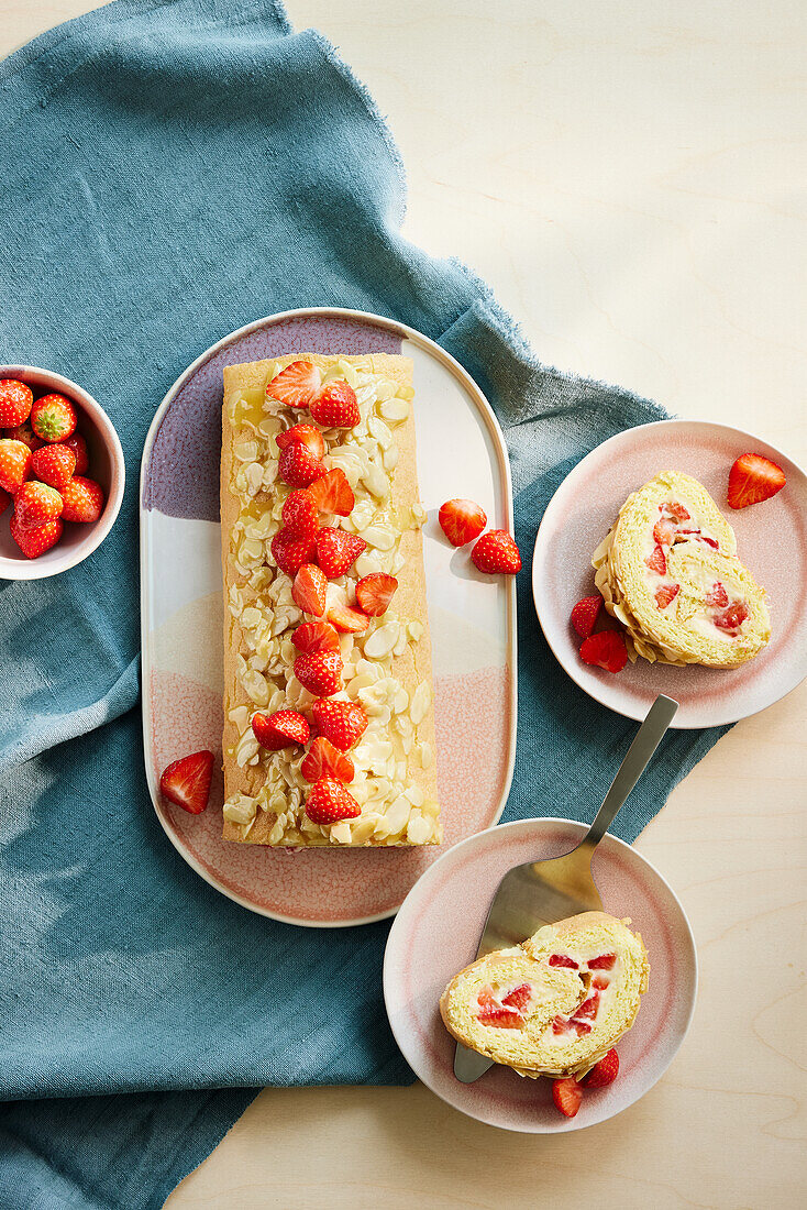 Bienenstich-Biskuit-Rolle mit Erdbeeren