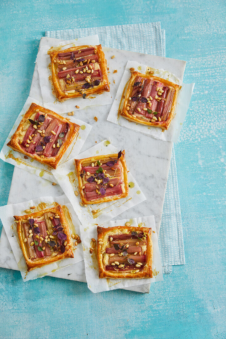 Tartelettes mit Rhabarber und Ziegenfrischkäse