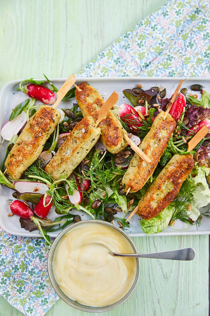 Fisch-Kebabs auf Eichblatt-Radieschen-Salat mit Kernen