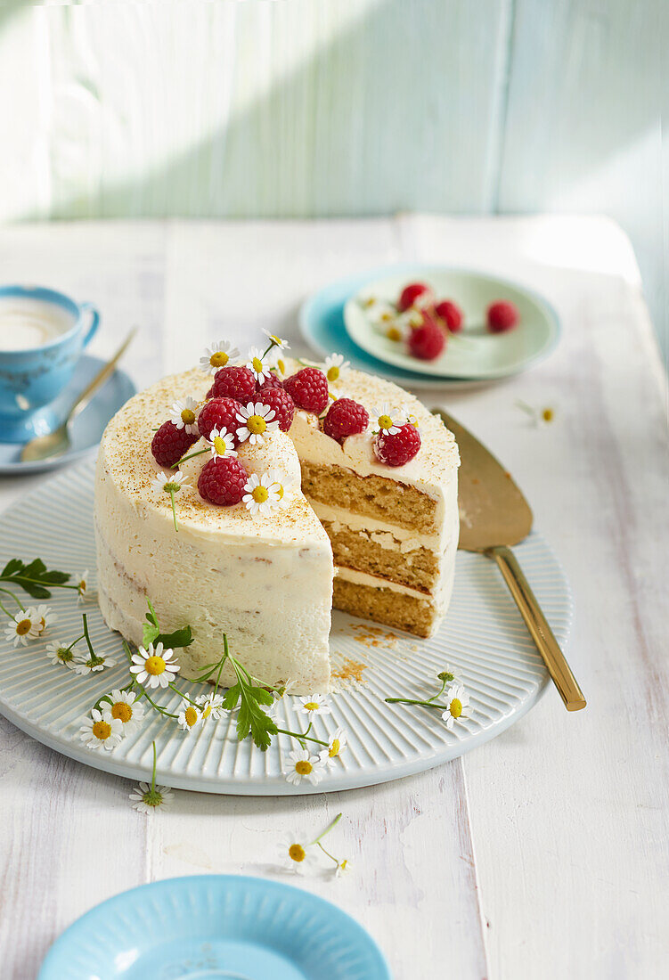 Limoncello Naked Cake mit Himbeeren