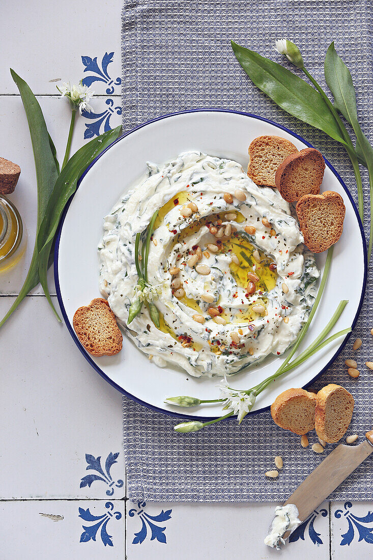 Feta-Creme mit Bärlauch und Pinienkernen