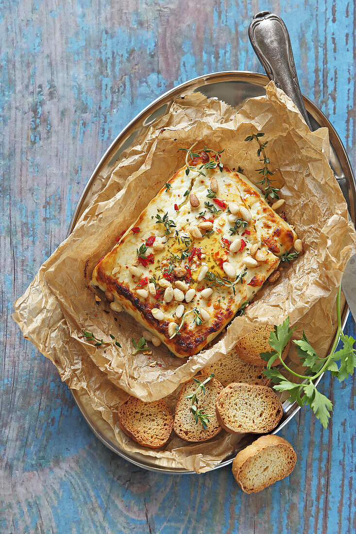 Gebackener Feta mit Tomaten und Pinienkernen