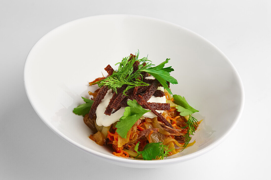 Gemischter Salat mit Bohnen, Weißkohl und Essiggurken