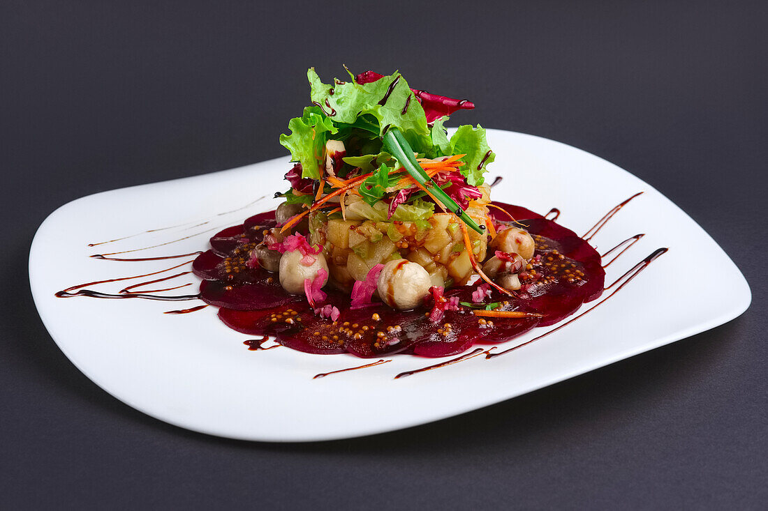 Rote-Bete-Carpaccio mit Kartoffeln, Möhren und eingelegten Pilzen