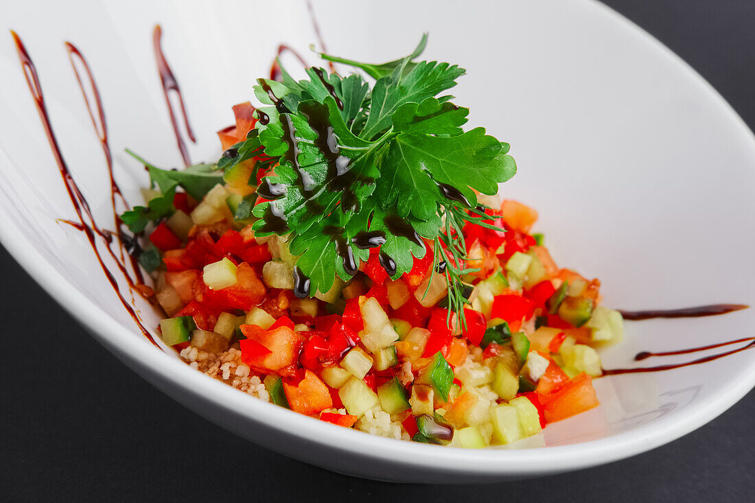 Bulgursalat mit Zucchini, Paprika und Petersilie