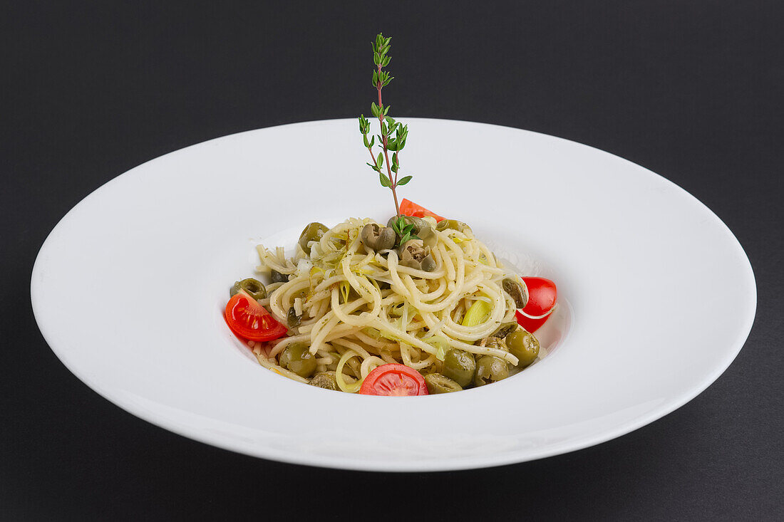Linguine with tomatoes, olives and fresh rosemary