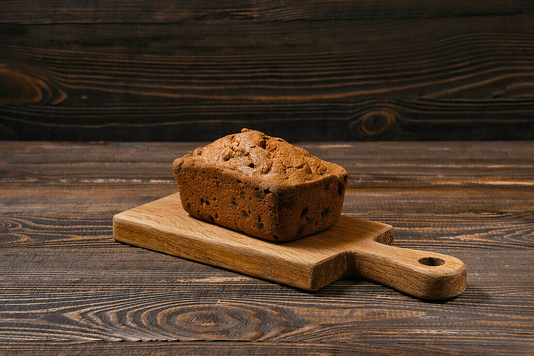 Wholemeal box cake with sultanas