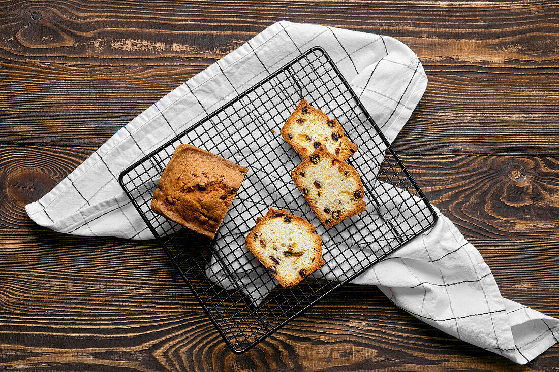 Kastenkuchen mit Rosinen