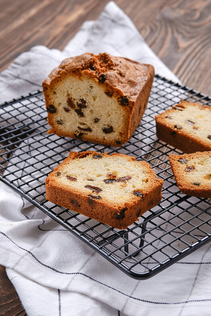 Kastenkuchen mit Rosinen