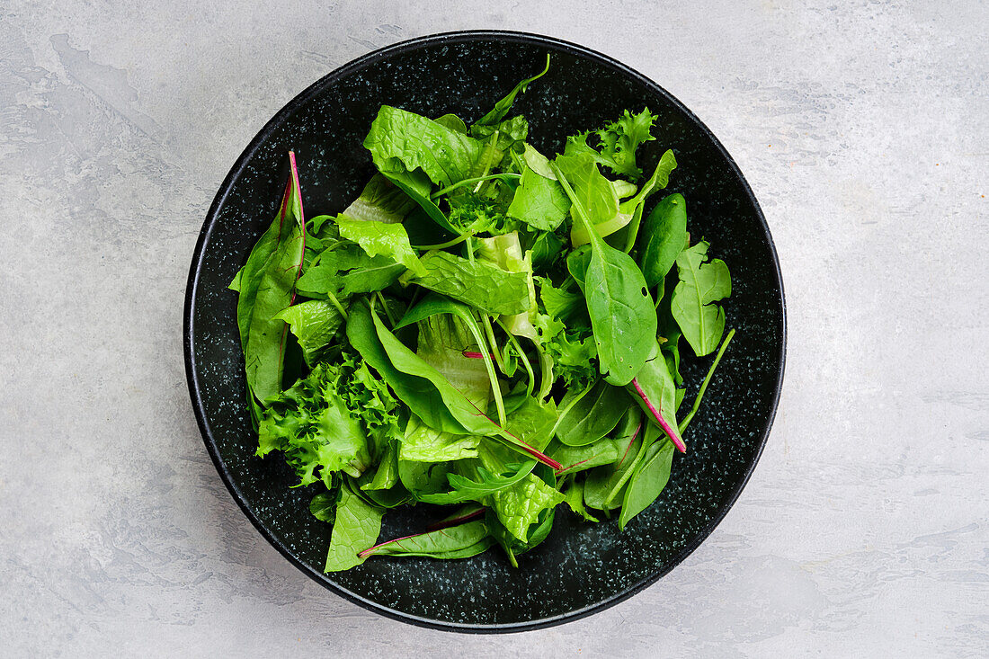 Mixed leaf salad with spinach and rocket