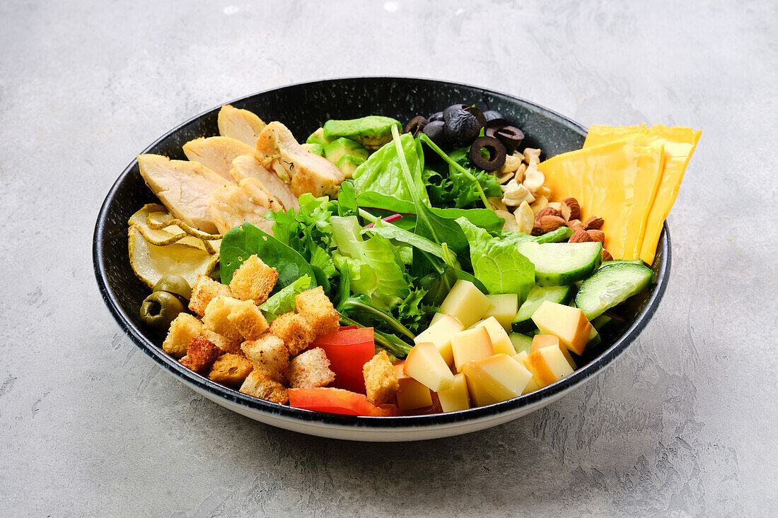 Bowl mit Salatmix und verschiedenen Snacks als Vorspeise