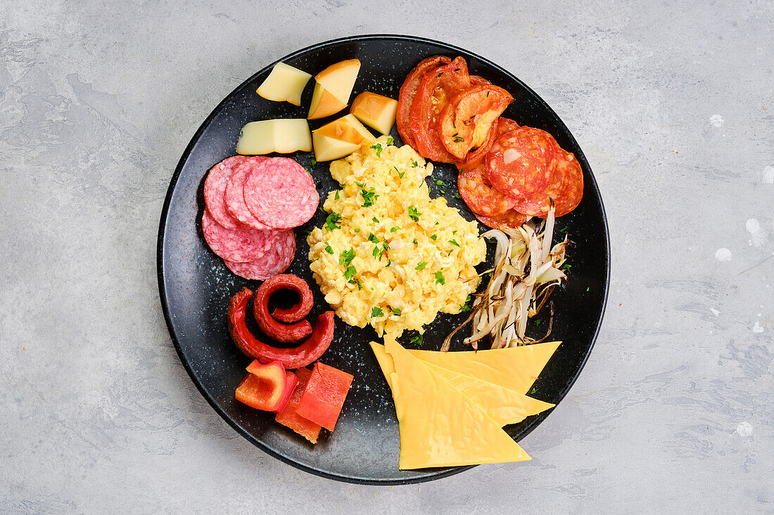 Rührei mit Fleisch, Cheddar, Paprika und gerösteten Zwiebeln