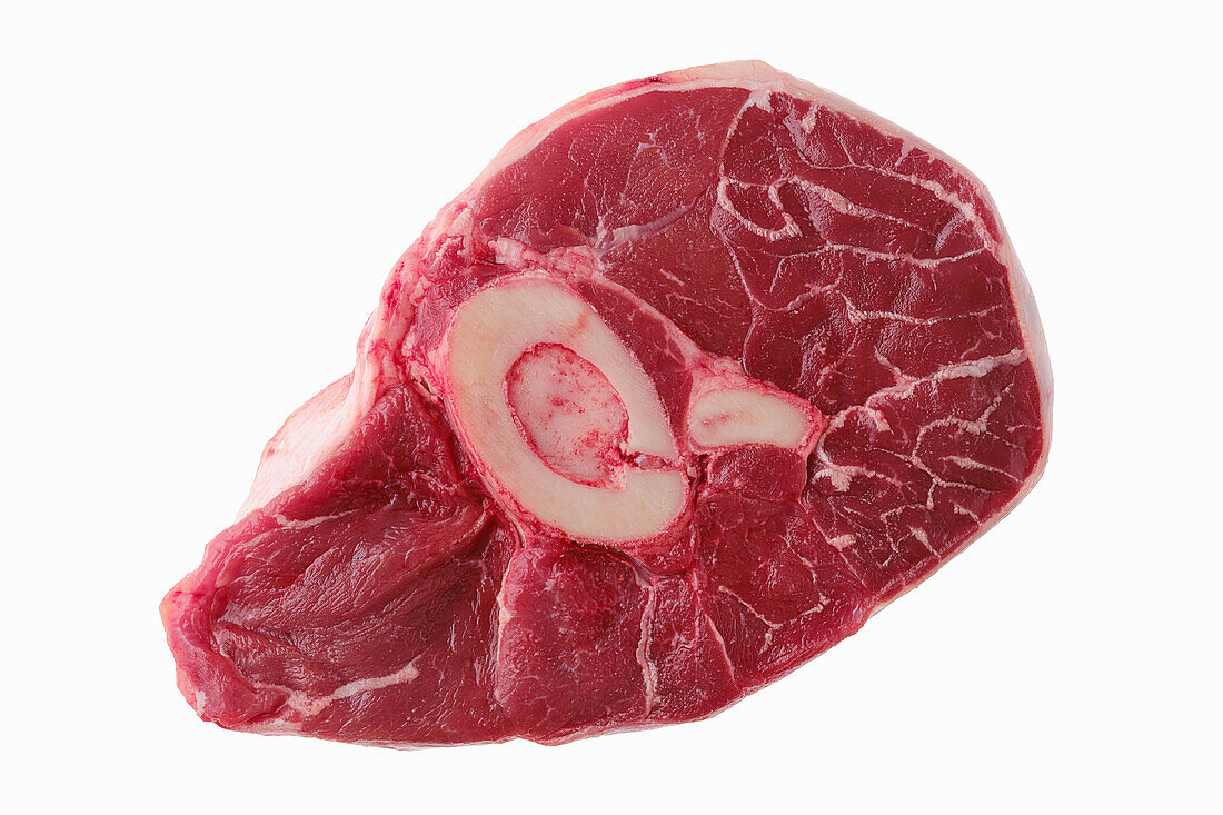 Rohes Ossobuco vom Rind auf weißem Hintergrund