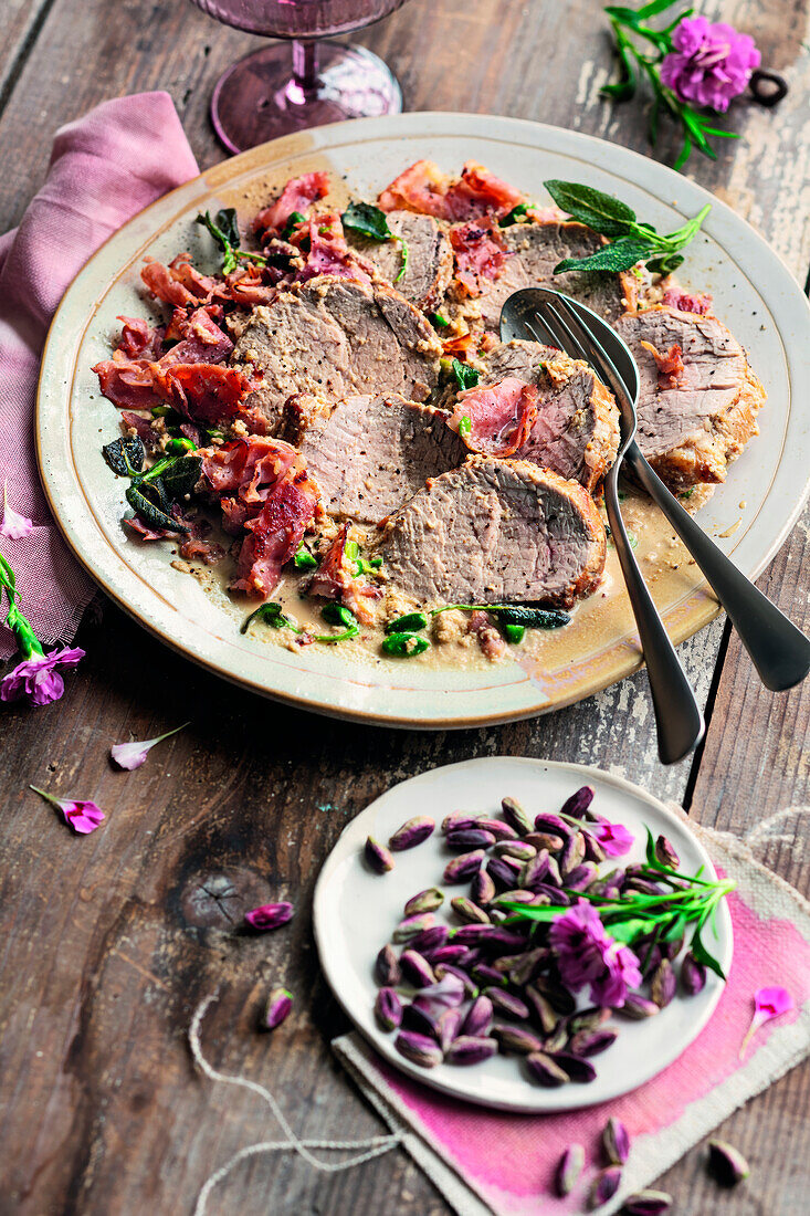 Milchkalbsfilet mit Prager Schinken und Pistazien