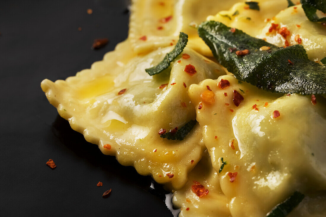 Ravioli mit Spinat-Ricotta-Füllung und Salbeibutter