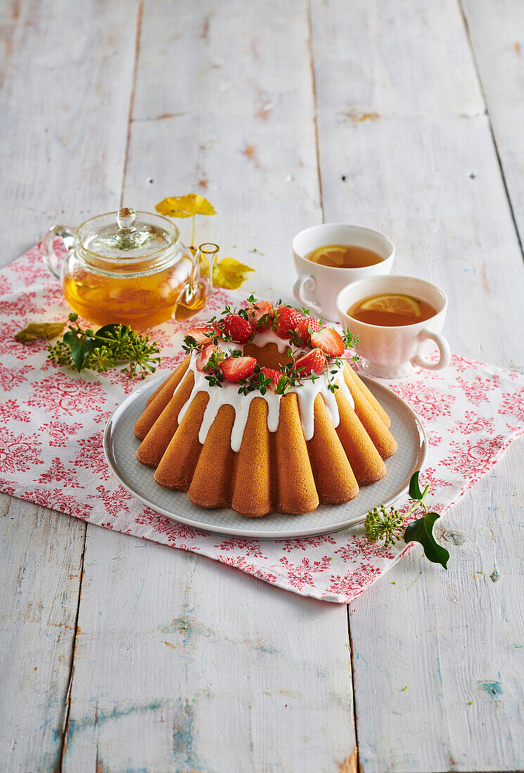 Eigelb-Gugelhupf mit frischen Erdbeeren und Zuckerguss