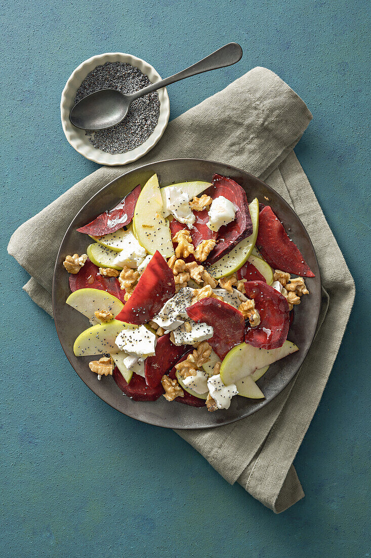 Apfelsalat mit Rote-Bete, Mohn, Ziegenkäse und Walnüssen