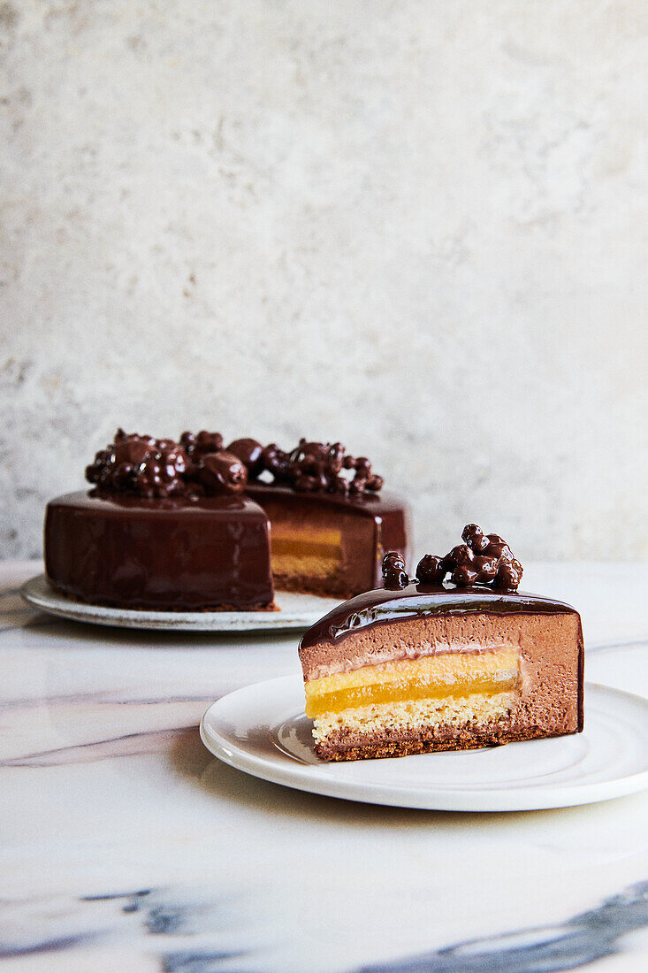 Speculoos cake with chocolate-caramel topping