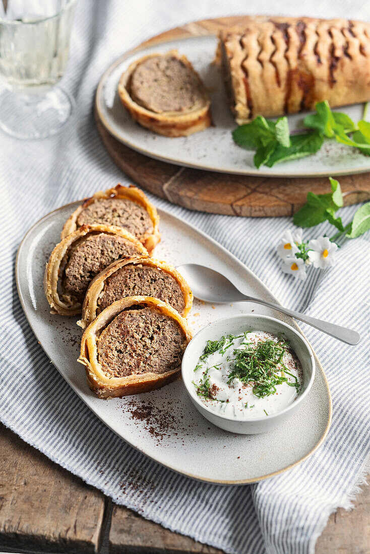 Fleischstrudel mit Joghurtdip