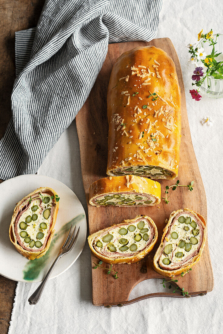 Grüner Spargelstrudel mit Ricotta und Prosciutto